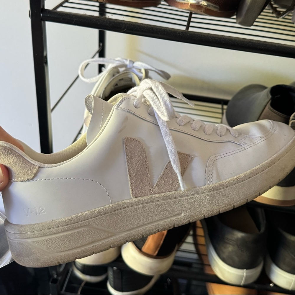 Veja men's V-90